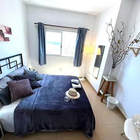 Alquiler De Privada Con Bano Compartido Cerca Al Mar! Δωμάτια σε οικογενειακή κατοικία *